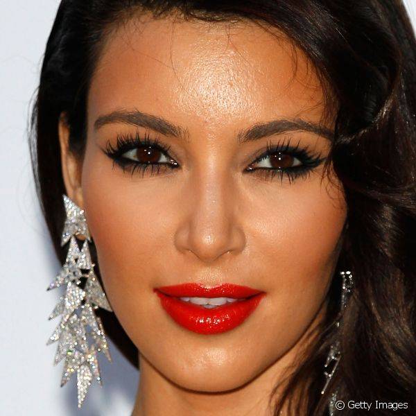 Os cílios poderosos fazem parte da sensualidade que Kim gosta de imprimir em suas maquiagens. Essa, com gloss vermelho, sombra preta e bastante máscara foi usada no amfAR 2012